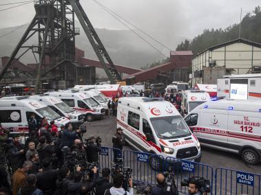 Ambulancias esperan en el lugar después de que se produjera la explosión en la mina de carbón en Bartin.