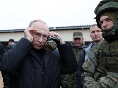 Vladimir Putin visita un campamento militar cerca a Moscú.
