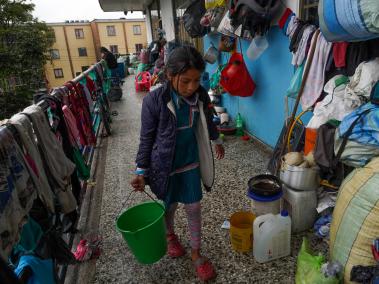 Después de una protesta en el centro de Bogotá de personas indígenas emberas desplazadas por el conflicto, que reclaman atención y una mejora de sus condiciones de vida, amanecieron en el albergue La rioja en el centro de la ciudad. Bogotá 20 de octubre del 2022. FOTO MAURICIO MORENO EL TIEMPO CEET