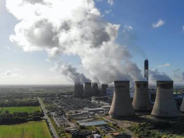 Drax, la central eléctrica más grande de Reino Unido, genera electricidad quemando millones de toneladas de pellets de madera importados