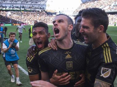 Gareth Bale (centro) celebra el gol que llevó la final de la MLS al desempate desde el punto penalti.
