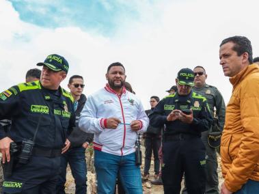 El alcalde de Soacha Juan Carlos Saldarriaga estuvo haciendo inspección en terreno.