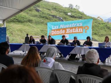 Magistrados de la JEP en audiencia sobre medidas cautelares en La Escombrera, en la Comuna 13 de Medellín, donde se presume que habría cuepos de desaparecidos.