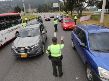 En Soacha, autoridades desvían los vehículos con pico y placa para la entrada de Mondoñedo.