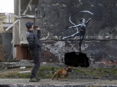 Se le atribuyen algunas obras en las destruidas calles de una ciudad ucraniana.

La gente se agolpa a tomar fotos y aplauden la propuesta del artista en su territorio.

The Art Newspaper asegura que Banksy ha confirmado la autoría de estas obras.