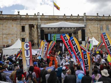 En la plaza de Bolívar de Bogotá se concentgró la marcha a favor del presidente Gustavo Petro, tras su primeros 100 días de gobierno.