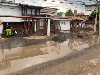 La imagen muestra como quedan las calles del barrio Santa Ana, en Usaquén, cada vez que se desborda el canal Molinos.