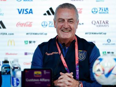 El entrenador de Ecuador, Gustavo Alfaro, sonríe durante la rueda de prensa ofrecida este sábado, en la víspera del partido inaugural del Mundial FIFA 2022.
