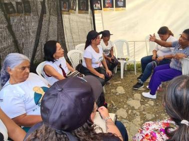Familiares de víctimas de desaparición en jornadas de UBPD en La Escombrera. Foto: noviembre de 2022