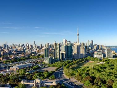 En Toronto, los rascacielos surgen en medio de la arquitectura georgiana y los miles de árboles de arce.