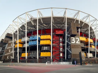 Estadio 974 fabricado con containers