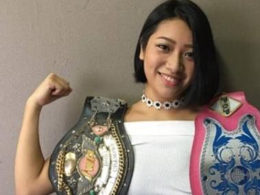 Hana kimura mostrando sus dos títulos como luchadora libre.