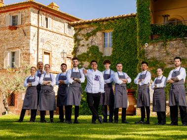 Juan Camilo Quintero (centro sin delantal) es actualmente el chef colombiano más joven en recibir una estrella Michelin.