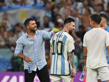 Kun Agüero a lado de los jugadores de la Selección de Argentina.