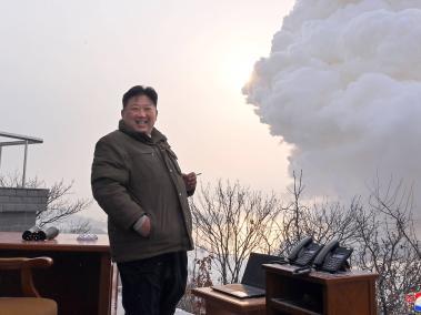 Kim Jong-un asisistió a la prueba de cohetes con combustible sólido