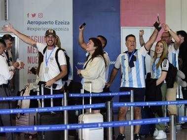 Hinchas argentinos rumbo a Doha.