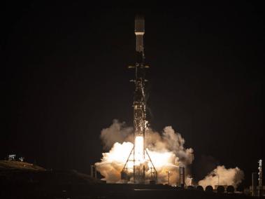 Un cohete Falcon 9 de SpaceX lanza la nave espacial Surface Water and Ocean Topography (SWOT), el viernes 16 de diciembre de 2022, desde el Complejo de Lanzamiento Espacial 4E de la Base Espacial de Vandenberg, en California. Desarrollado conjuntamente por la NASA y el Centre National D'Etudes Spatiales (CNES), con contribuciones de la Agencia Espacial Canadiense (CSA) y la Agencia Espacial del Reino Unido, SWOT es la primera misión por satélite que observará casi toda el agua de la superficie de la Tierra, midiendo la altura del agua en los lagos, ríos, embalses y el océano del planeta.