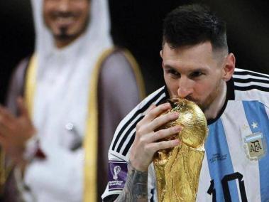 Lionel Messi con la copa del mundo.