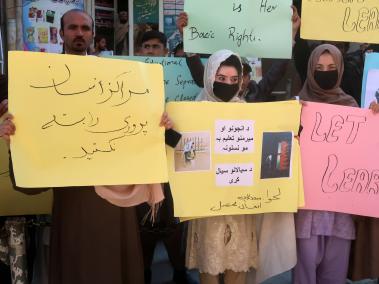 Protestas contra la decisión de los talibanes de impedir que las mujeres vayan a la universidad.