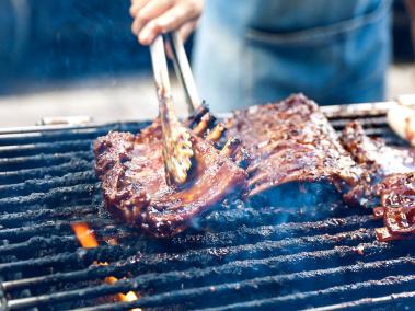 Cuando las llamas se reducen, es el momento perfecto para introducir la carne y demás alimentos.
