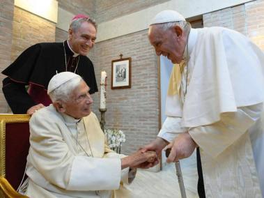 Benedicto XVI junto al papa Francisco y Georg Gänswein.