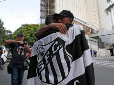 Los hinchas del Santos lloran a su ídolo en las calles de Brasil.