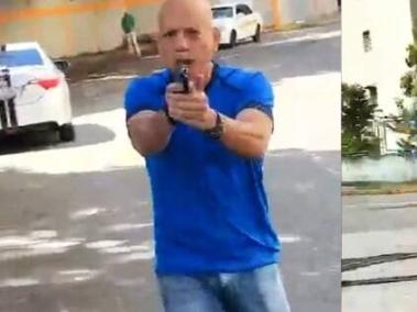 Momento en que el general Raúl Lugo amenaza al padre de familia con su arma de fuego.