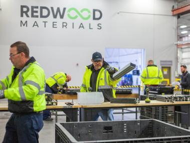 NYT: Un empleado de Redwood Materials desmantela baterías de scooters eléctricos desechados en una planta de la empresa.