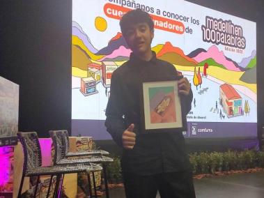 Miguel Ángel López, ganador de la categoría juvenil del concurso Medellín en 100 palabras 2022