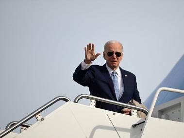 El presidente estadounidense Joe Biden embarca en el Air Force One rumbo a la frontera entre EE. UU. y México.