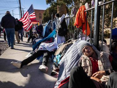 Migrantes se reúnen afuera de un refugio en El Paso, Texas.