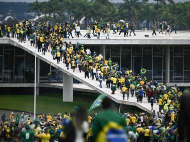 Los manifestantes se subieron a los techos de las 3 instituciones del poder en Brasilia.