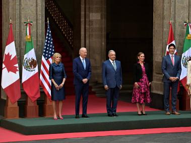 Mandatarios de Canadá, Estados Unidos y México, acompañados de sus esposas.