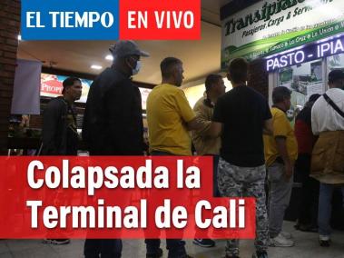 Decenas de familias permanecen en la Terminal terrestre de Cali esperando que les vendan tiquetes para poder llegar a Pasto, Ipiales y Ecuador.