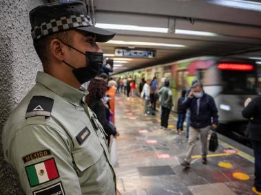 Vista de los uniformados en el metro de Ciudad de México.