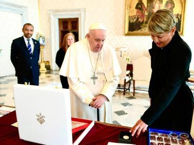Verónica Alcocer, primera dama de Colombia, intercambió regalos con el papa Francisco en Ciudad del  Vaticano.