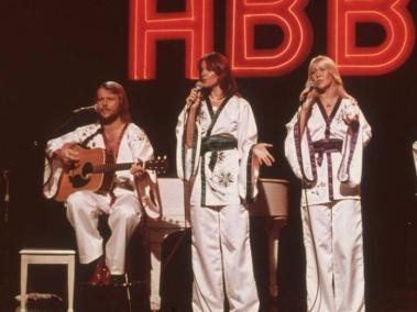 BBC Mundo: El grupo ABBA al completo en un escenario cantando.