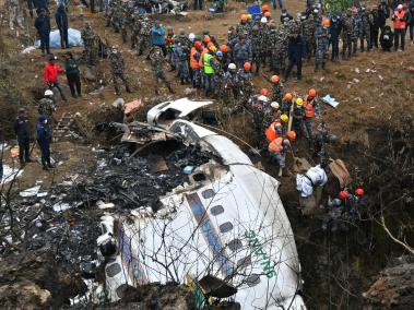 Rescate de los cuerpos de las víctimas del accidente aéreo en Nepal.