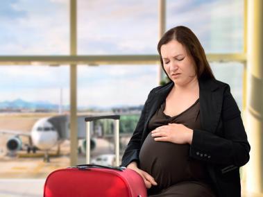 Una mujer que estaba en su sexto mes de embarazo empezó a tener contracciones luego de presenciar la discusión de los pasajeros.
