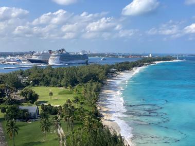Las Bahamas se caracteriza por sus aguas y playas imponentes.
