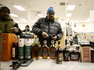 NYT: Cada vez más bourbons se venden por asignación, con sólo una pequeña cantidad disponible en tiendas selectas.