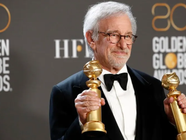 Steven Spielberg posa con los Globos de Oro otorgados por su filme autobiográfico: "The Fabelmans",