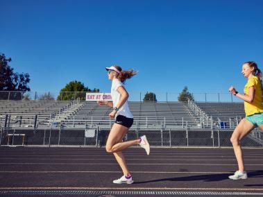 NYT: Muchos programas para jóvenes permiten correr con un compañero las carreras, introduciendo a otros al deporte.