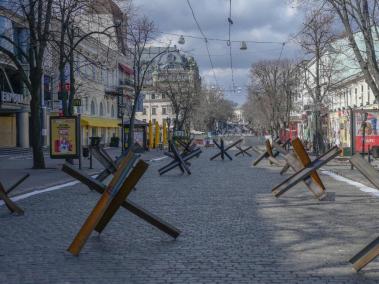 Esta foto tomada en marzo muestra obstáculos antitanque colocados a lo largo de una calle en la ciudad de Odesa.