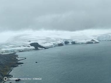 El cruce desde Punta Arenas (Chile) a la Isla Rey Jorge (Antártida) es un recorrido de 671 millas náuticas en las que se sobrevuela el 'pasaje de Drake', el tramo de mar que separa América del Sur de la Antártida.