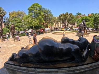 Comenzó hoy en la Plaza Botero de Medellín, una intervención en las 23 obras del maestro Fernando Botero. Un proceso de limpieza y protección con cera para evitar el deterioro por los efectos del clima