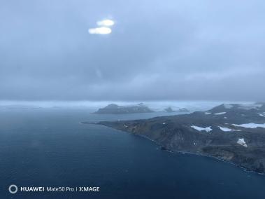 Así es la vista de la Isla Rey Jorge, en el verano austral, cuando va a aterrizar un avión.