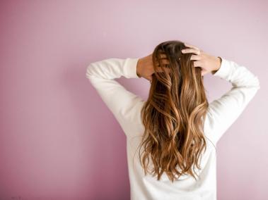Investigaciones sugieren que la vitamina E puede ayudar a mejorar la salud general del cuero cabelludo y el cabello.