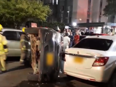 Imagen captada de video del carro volcado.