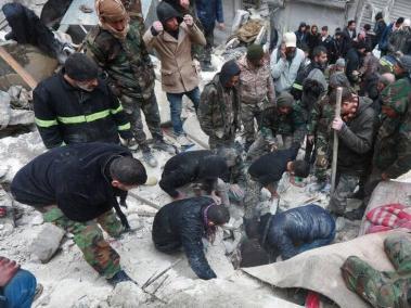 Más de 1.000 personas han muerto hasta ahora en el norte de Siria tras el seísmo.